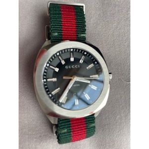 Almost brand new, mens Gucci silver watch.